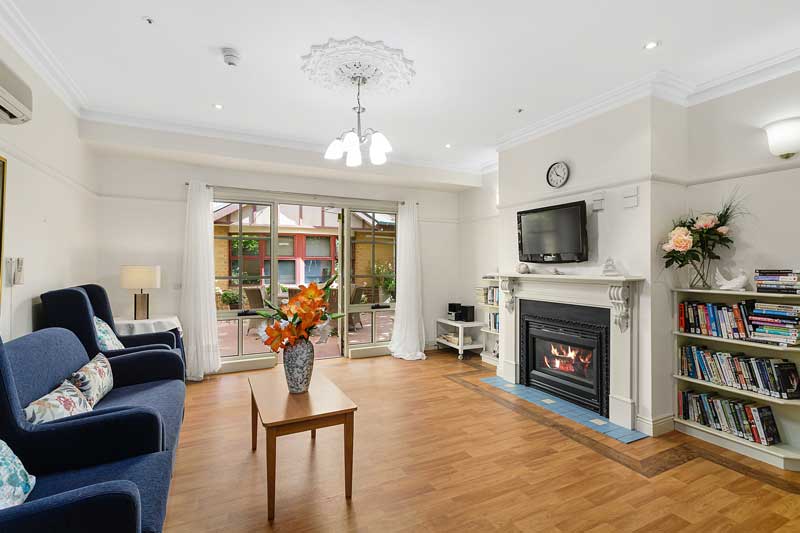 Doutta Galla Yarraville - living room with fireplace and television